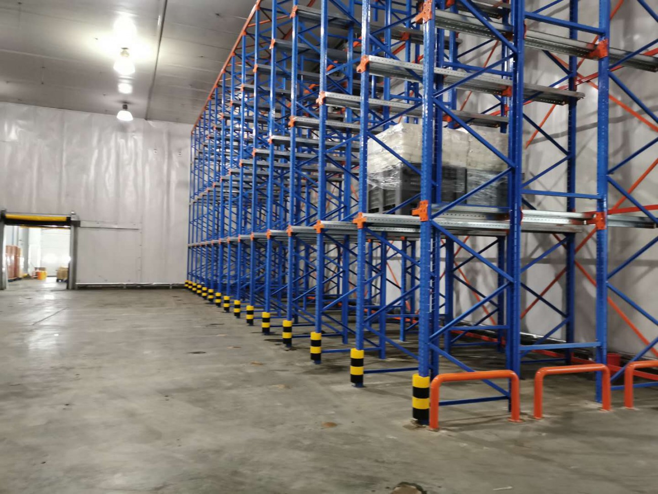 冷库用什么货架比较好？两种类型货架均可满足